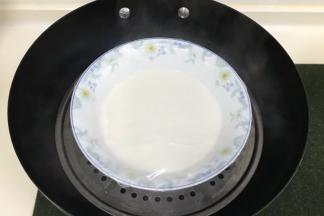 趁面团发酵时，来制作下麻薯。除黄油以外的麻薯材料混合拌匀，上沸腾的锅中蒸熟10分，表面凝固且无液体即可。