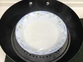 趁面团发酵时，来制作下麻薯。除黄油以外的麻薯材料混合拌匀，上沸腾的锅中蒸熟10分，表面凝固且无液体即可。