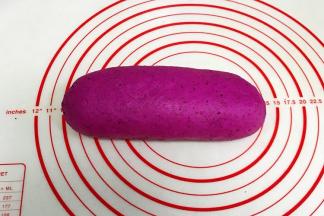 自上而下卷起来，捏紧收口。