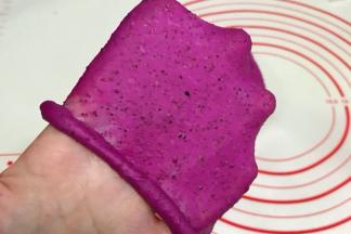 继续揉至可以拉出膜，呈扩展阶段。