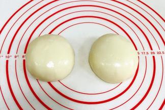 完全揉匀后，分成两等份，盖好保鲜膜备用。