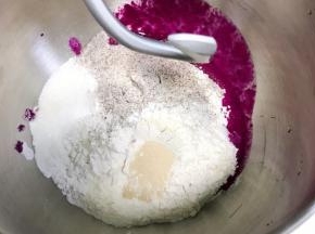 牛奶和火龙果放入榨汁杯中搅打均匀，倒入厨师机搅拌桶内，接着放入除黄油外的面包材料。