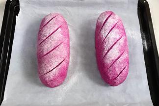 发至两倍大时取出面包，在表面筛一层薄薄的高筋面粉，用锋利的刀片在面包表面划出纹理。