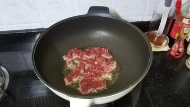 牛肉片放入热锅里炒至微黄
