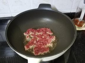 牛肉片放入热锅里炒至微黄