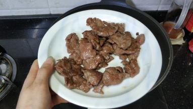 盛出牛肉备用
