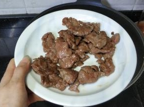 盛出牛肉备用