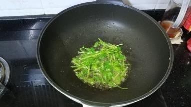 锅里放入香菜（没有可不放）煸香