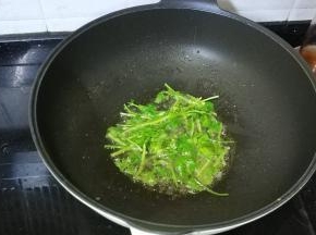锅里放入香菜（没有可不放）煸香