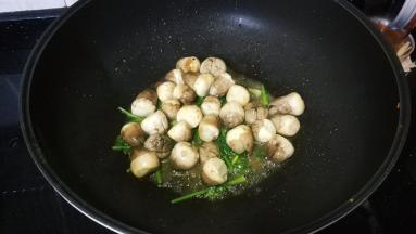 倒入草菇大煸炒1分钟，其间加入少许盐糖调味