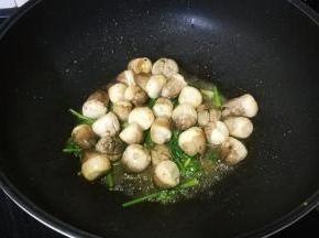 倒入草菇大煸炒1分钟，其间加入少许盐糖调味