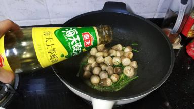 倒入蚝油（蚝油是点睛之笔，不能少）