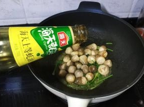 倒入蚝油（蚝油是点睛之笔，不能少）