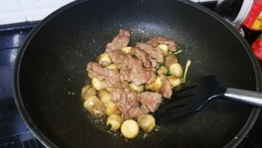 放入炒好的牛肉片
