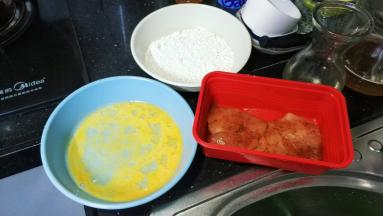 鸡胸肉平均分成二片，用辣椒粉、椒盐腌制15分钟（可根据自己口味更换腌料）生粉、鸡蛋、面包糠准备好
