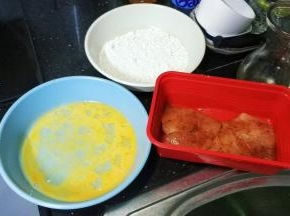 鸡胸肉平均分成二片，用辣椒粉、椒盐腌制15分钟（可根据自己口味更换腌料）生粉、鸡蛋、面包糠准备好