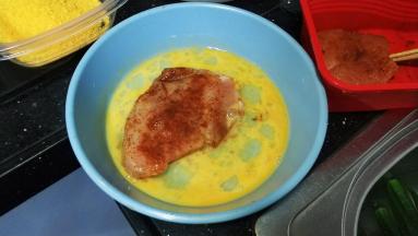 将腌好的鸡胸肉放进鸡蛋液里，两面都粘满鸡蛋液
