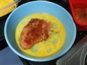 将腌好的鸡胸肉放进鸡蛋液里，两面都粘满鸡蛋液