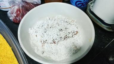 再放入生粉里粘满