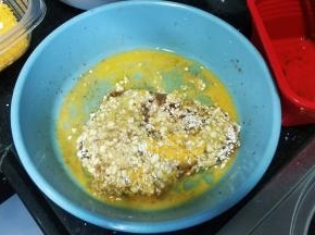 再回到蛋液里粘满