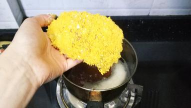 油温七成时放入鸡排