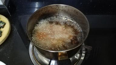 两块炸好后，转大火复炸上色即可