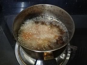 两块炸好后，转大火复炸上色即可