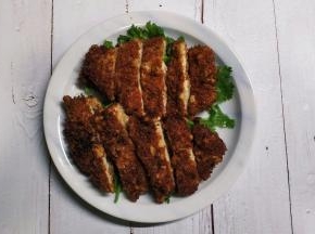 鸡排晾凉用剪刀剪均匀段