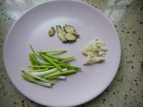 把辅料清洗干净，然后把大蒜切碎，姜切片，香葱切段备用。