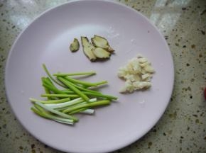 把辅料清洗干净，然后把大蒜切碎，姜切片，香葱切段备用。