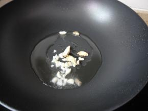 锅烧热，加入花生油，然后加入蒜蓉和姜片煸炒出香味。