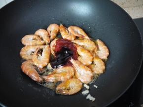 炒至大虾变色，8分熟时加入番茄沙司、酱油、蚝油、糖和盐，继续翻炒均匀。加入番茄酱后可以转小火，火太大容易烧干。