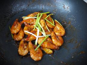 出锅前加入香葱，翻炒均匀即可。