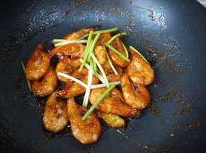 出锅前加入香葱，翻炒均匀即可。