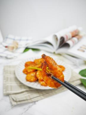 非常好吃，制作简单的茄汁大虾就做好啦。虾外面都裹满了番茄汁，酸酸甜甜的，非常开胃，虾肉紧实又鲜。真的每次做都要多吃两碗饭，小孩子最喜欢吃了，吃了还补钙。