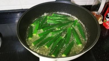 秋葵处理好，放入水里煮熟