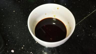 其间将芥末、酱油混合均匀