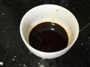 其间将芥末、酱油混合均匀