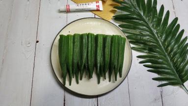秋葵煮熟后码好入碟子里