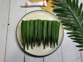 秋葵煮熟后码好入碟子里