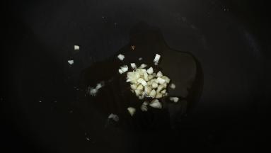 锅里热油放入蒜蓉