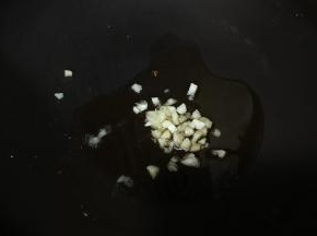 锅里热油放入蒜蓉