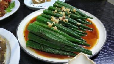 将芥末酱油均匀倒入秋葵里，再淋入热蒜油