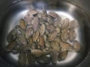 花甲用盐水泡半小时吐沙