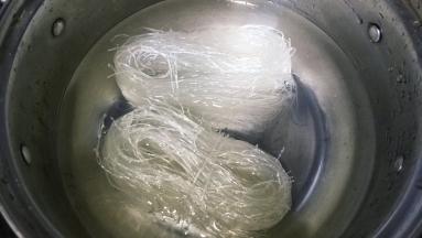 粉丝用凉开水泡软