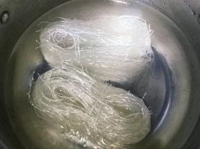 粉丝用凉开水泡软