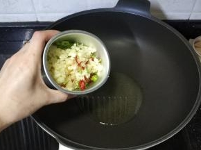 锅里热油倒入剁碎的配料