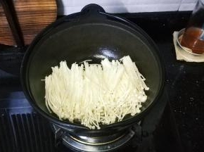 锅里先放上一层金针菇