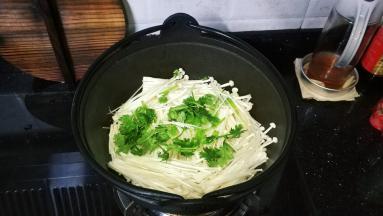 然后放入三分一香菜