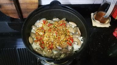 淋入蒜香配料